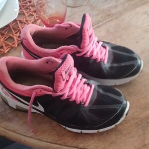 Nike Women's Black and Pink Athletic Shoes